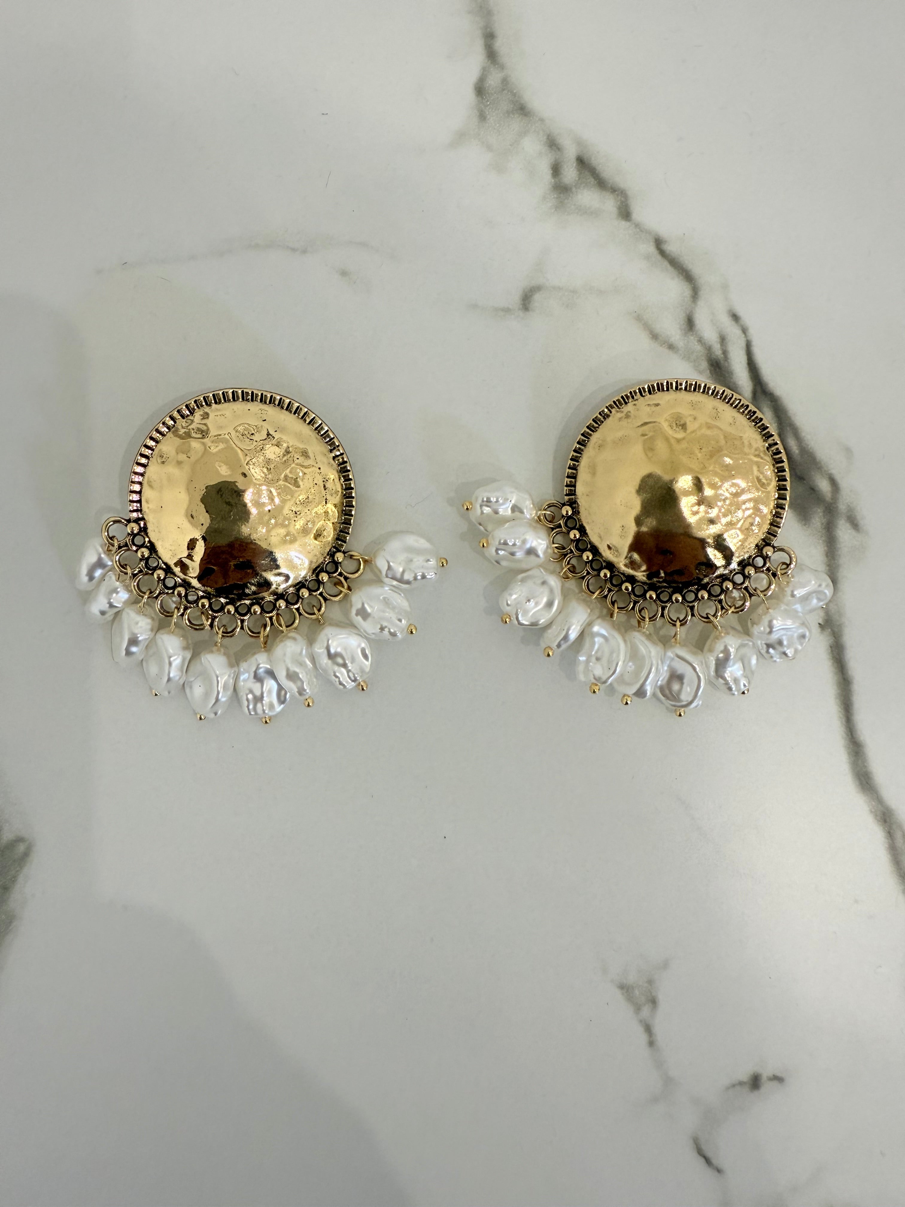 Orecchino piatto perle