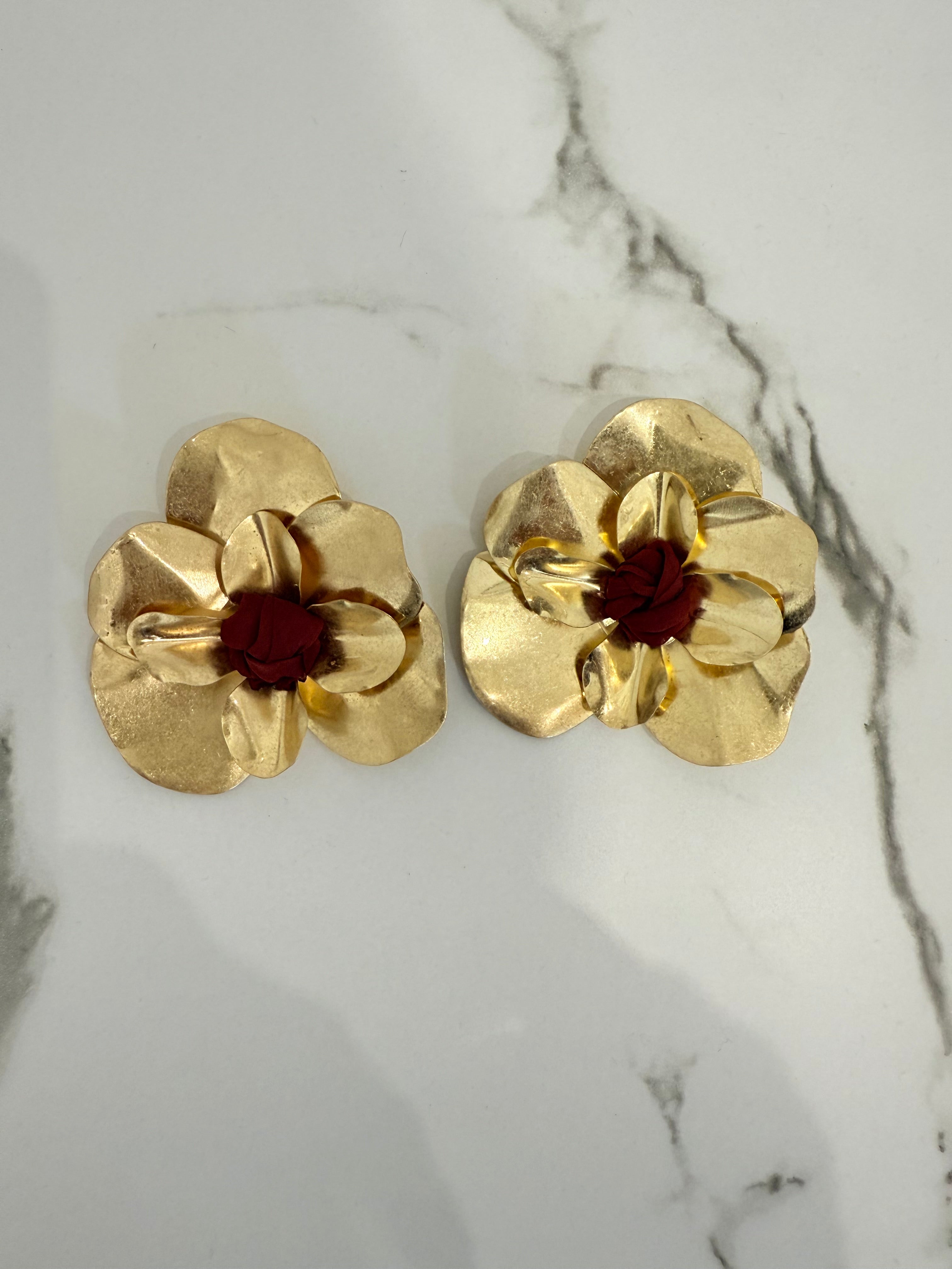 Orecchino fiore bordo’